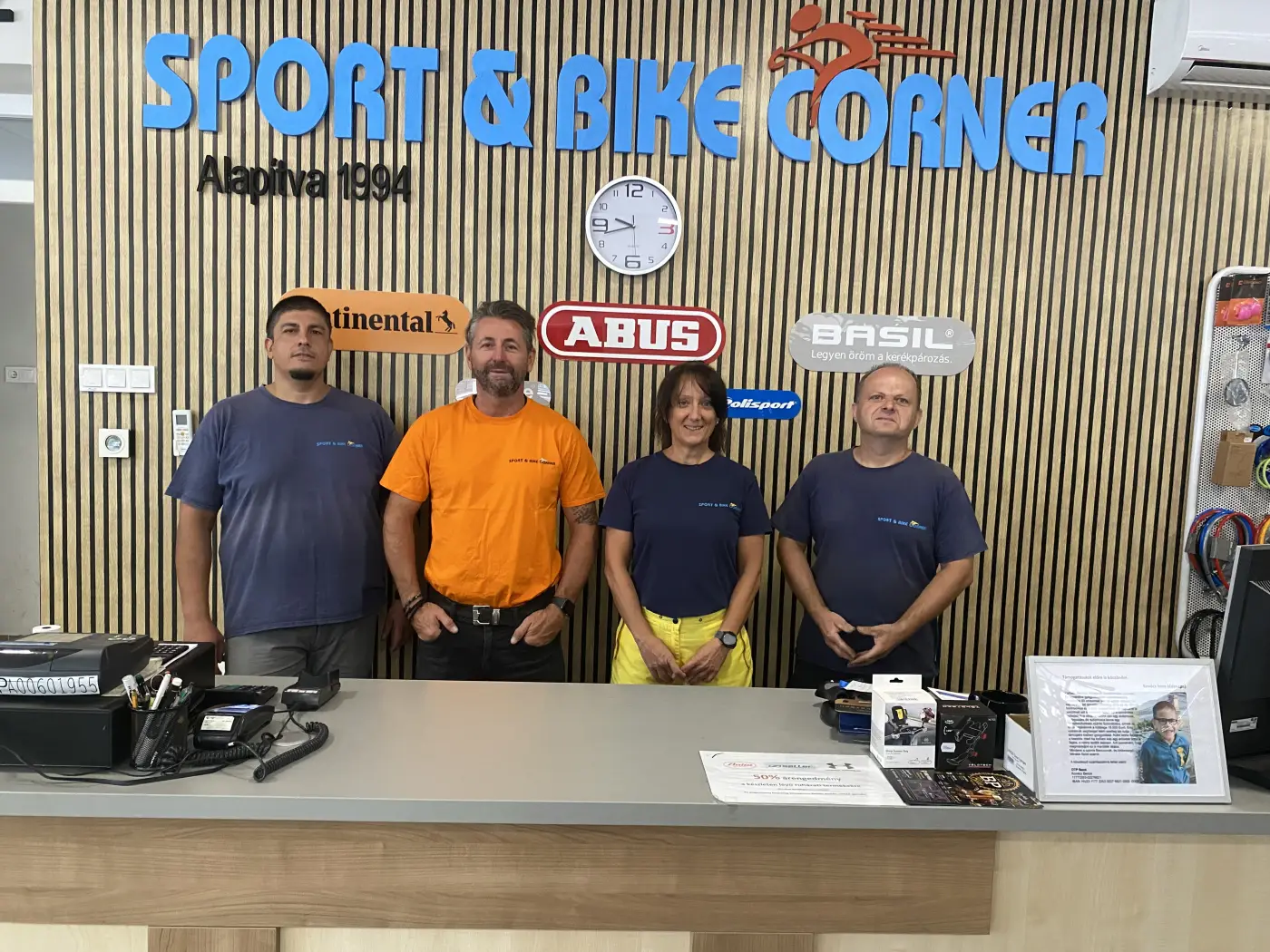 A Bike Corner négyfős csapata a gyulai bolt pultja mögött