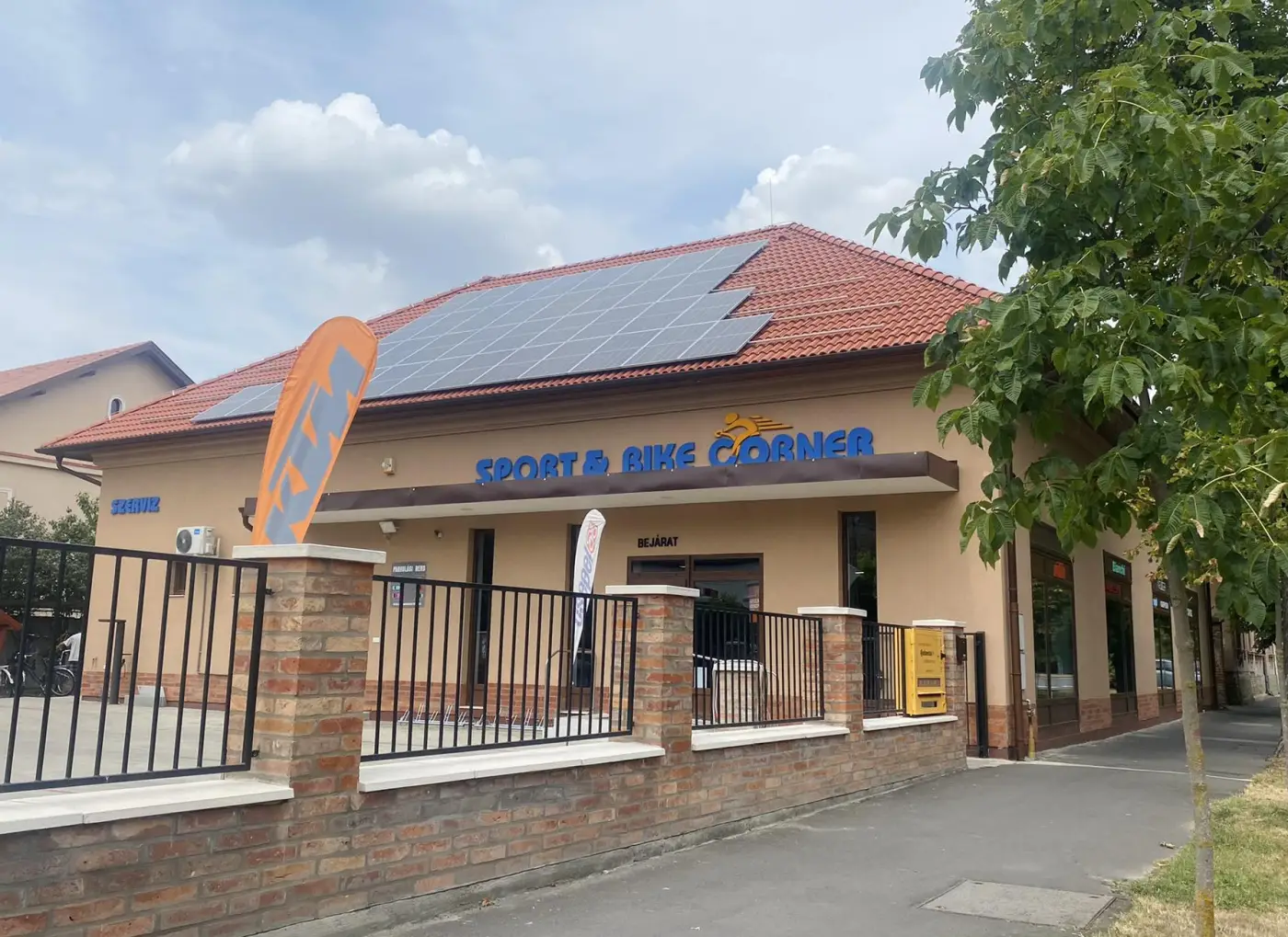 A Sport & Bike Corner üzlete kívülről, a Béke sugárút és a Kárpát utca sarkán
