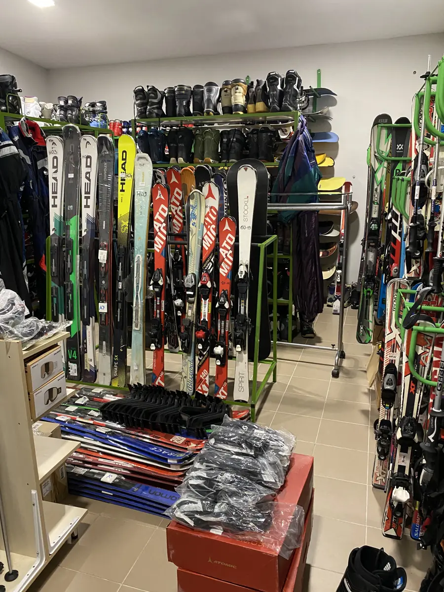 Síléc- és bakancsállványok a Bike Corner síkölcsönzőjében